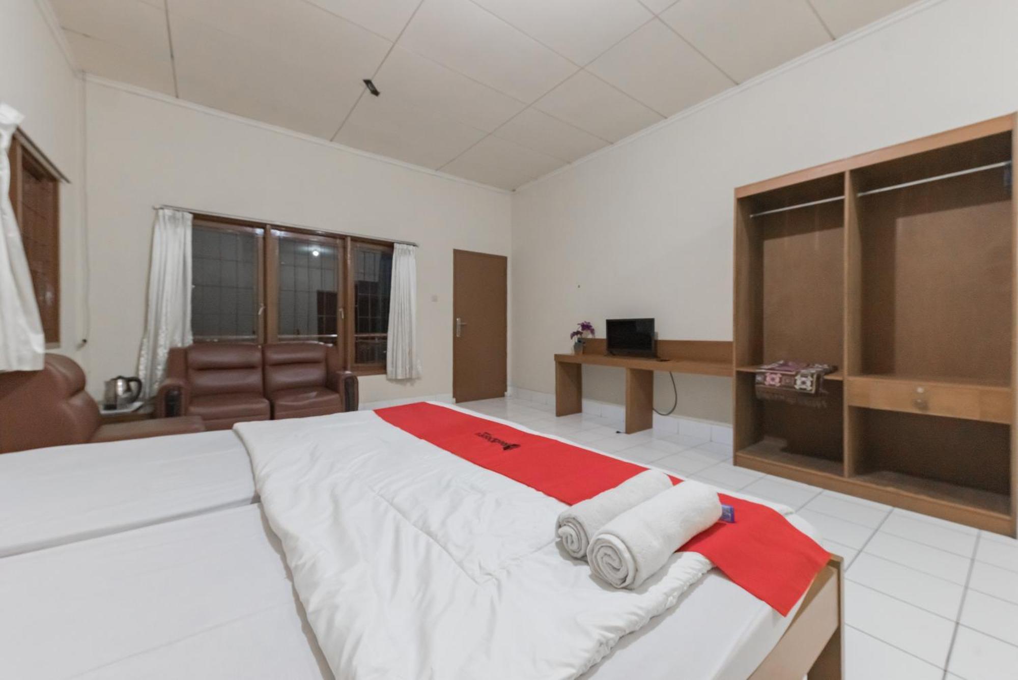 Reddoorz Plus At Hotel Griya Astoeti Bogor Extérieur photo