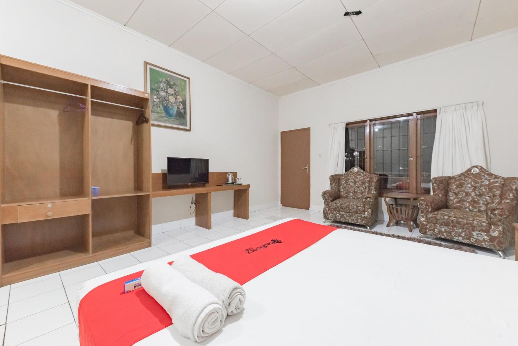 Reddoorz Plus At Hotel Griya Astoeti Bogor Extérieur photo
