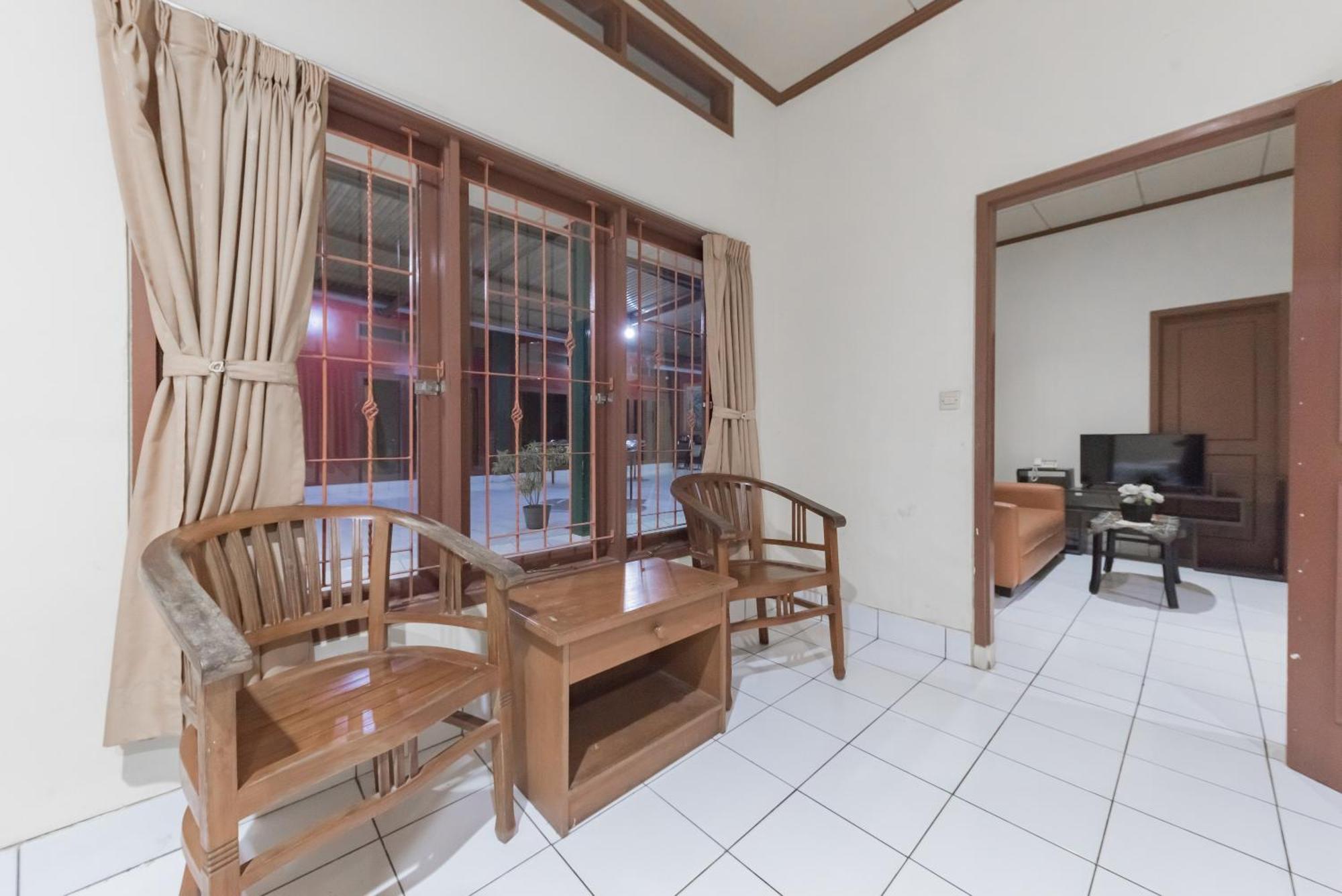 Reddoorz Plus At Hotel Griya Astoeti Bogor Extérieur photo